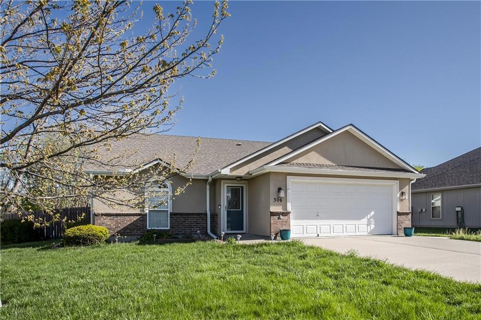 306 E Olive St, Raymore, MO 64083 - photo 1