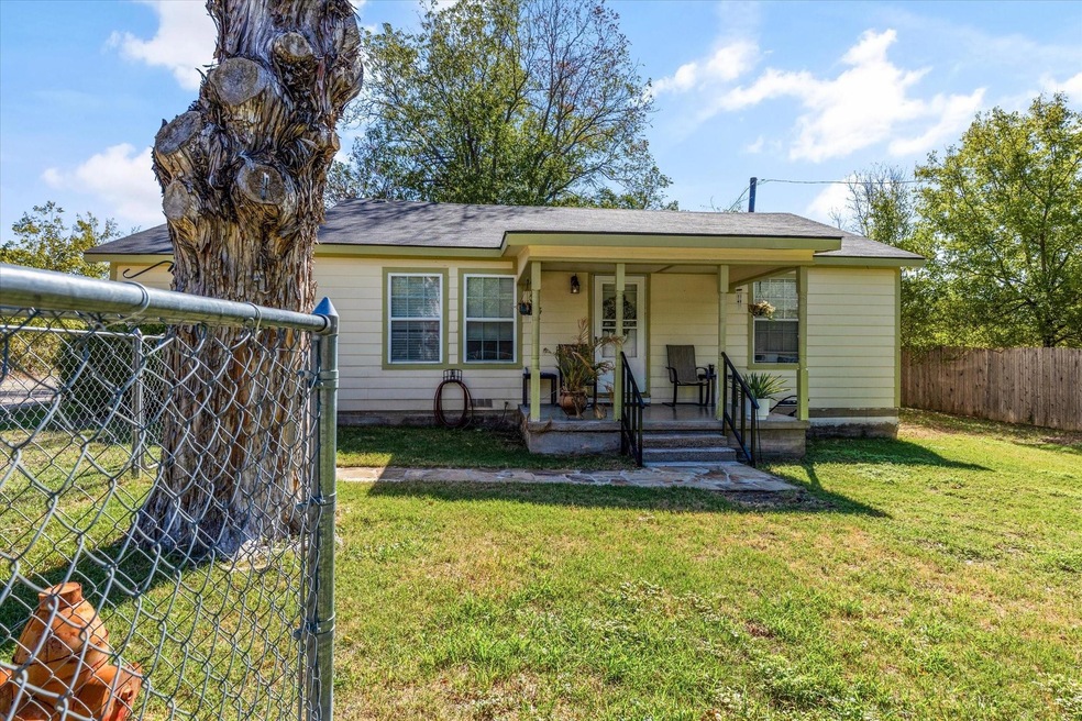 711 W Park Ave, Weatherford, TX 76086 - photo 1