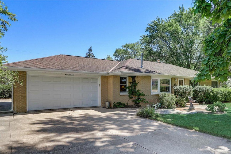 W151N7108 Plainview Dr, Menomonee Falls, WI 53051 - photo 1