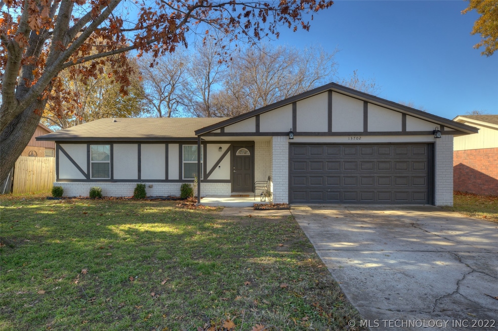 13702 S Hickory Pl - Front Exterior