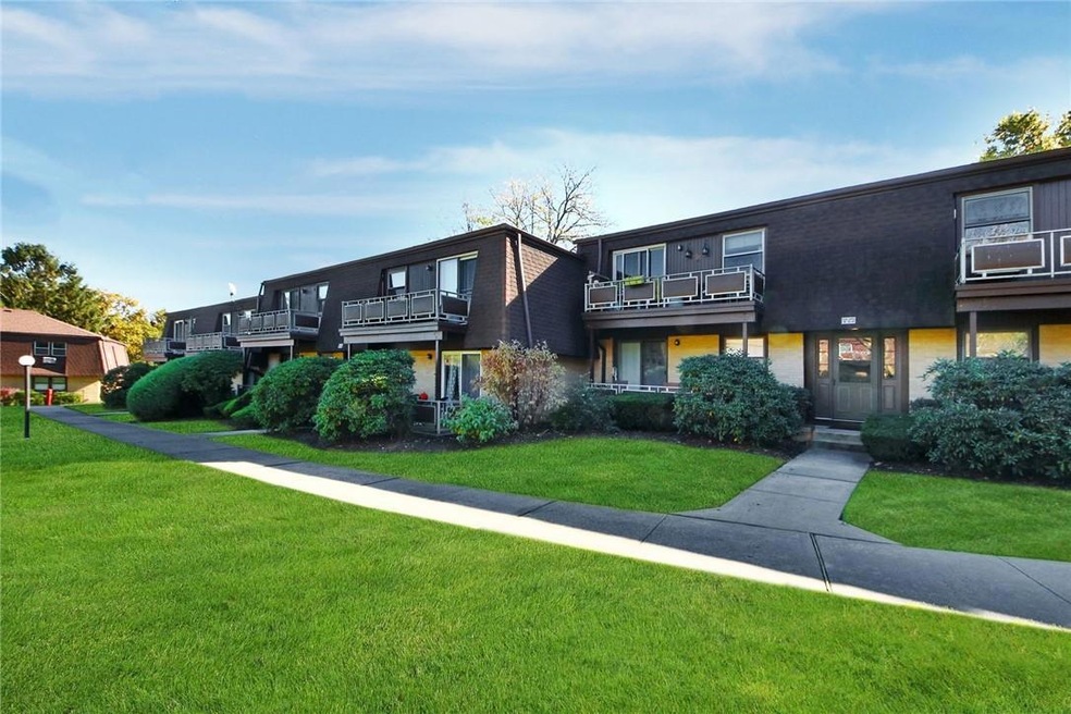 5 Germonds Village unit 5, Bardonia, NY 10954 - photo 1