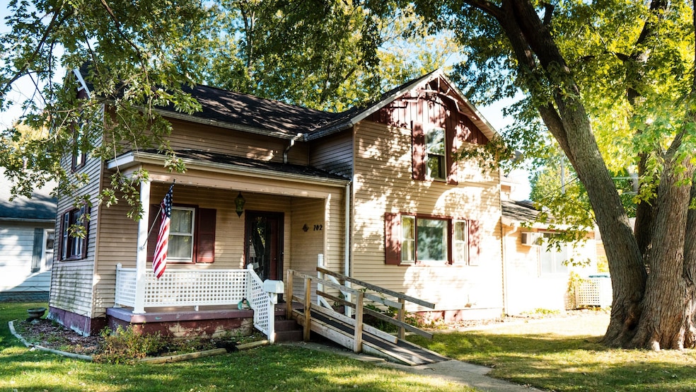 702 E Timber St, Pontiac, IL 61764 - photo 1