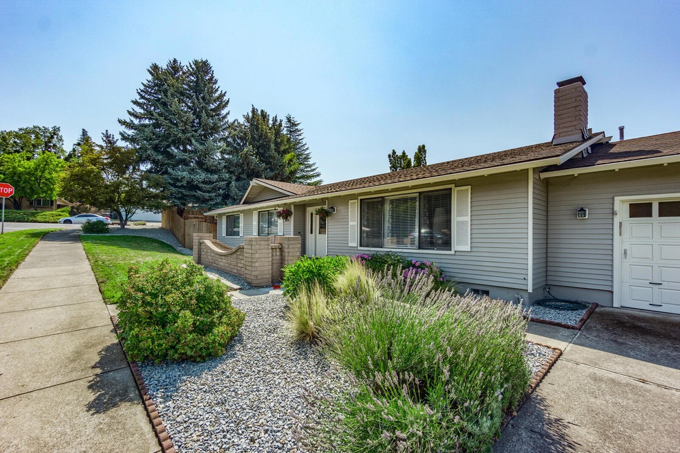 3074 Jason Way, Medford, OR 97504 - photo 1