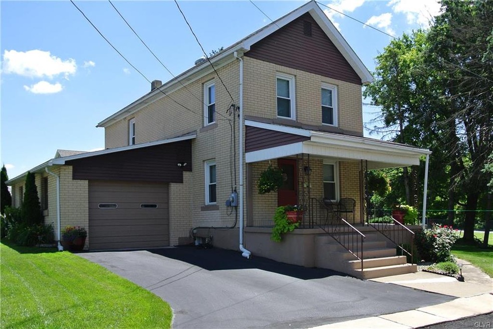 Move in and enjoy the park-like side yard of this 