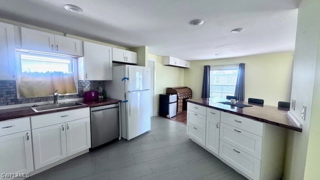 Kitchen featuring a sink, backsplash, freestanding