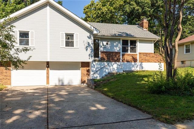 Perfect raised ranch with maintenance free vinyl s