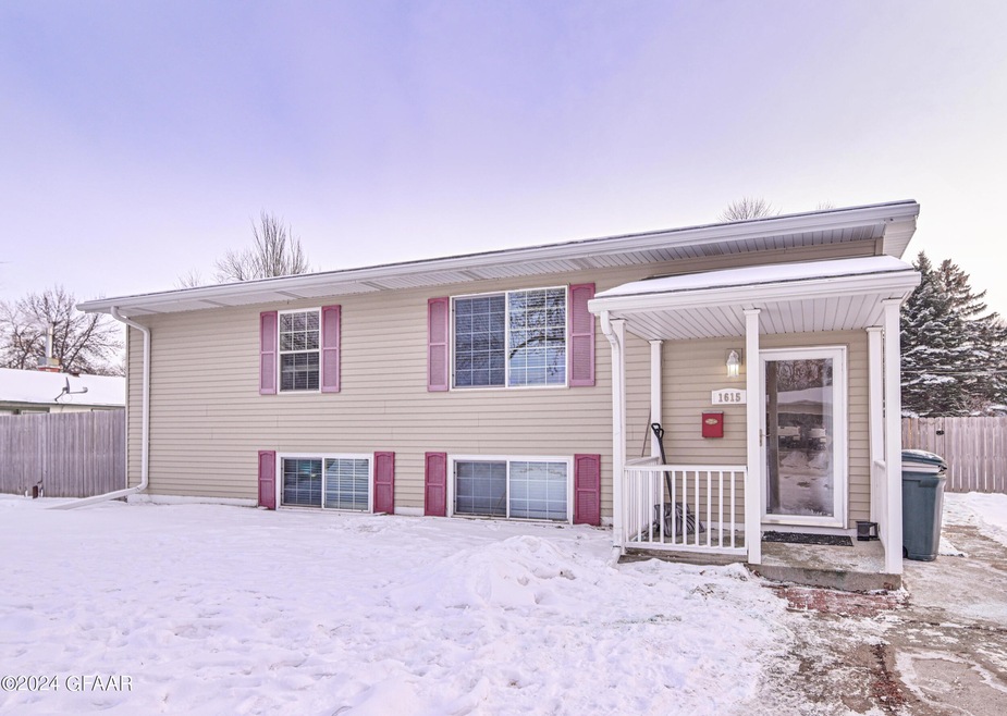 1615 11th Ave S, Grand Forks, ND 58201 - photo 1