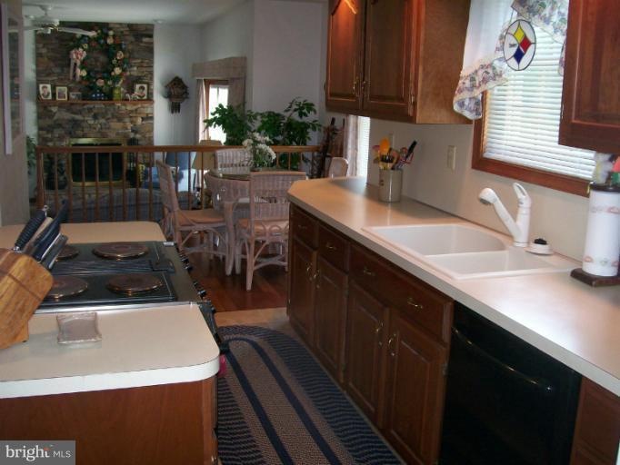 542 Hilltop Cir, Greencastle, PA 17225 - photo 1