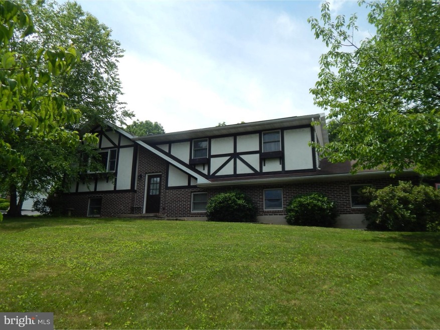 124 Pheasant Run Rd, Boyertown, PA 19512 - photo 1