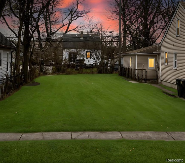 328 E Hayes Ave, Hazel Park, MI 48030 - photo 1