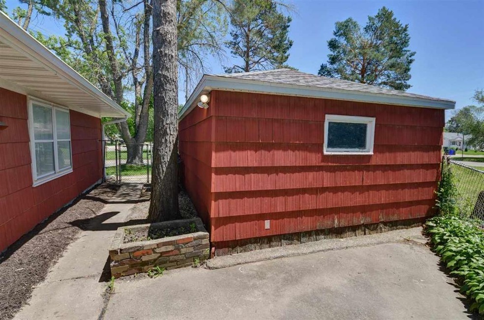 903 38th St SE, Cedar Rapids, IA 52403 - photo 1