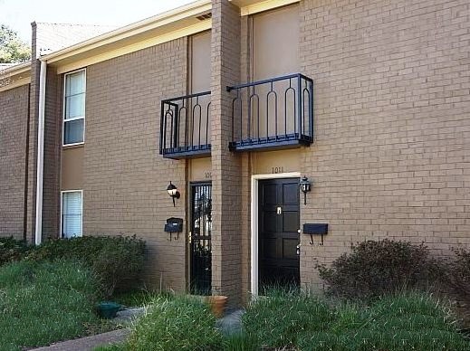 GATED Condo community in the heart of East Memphis