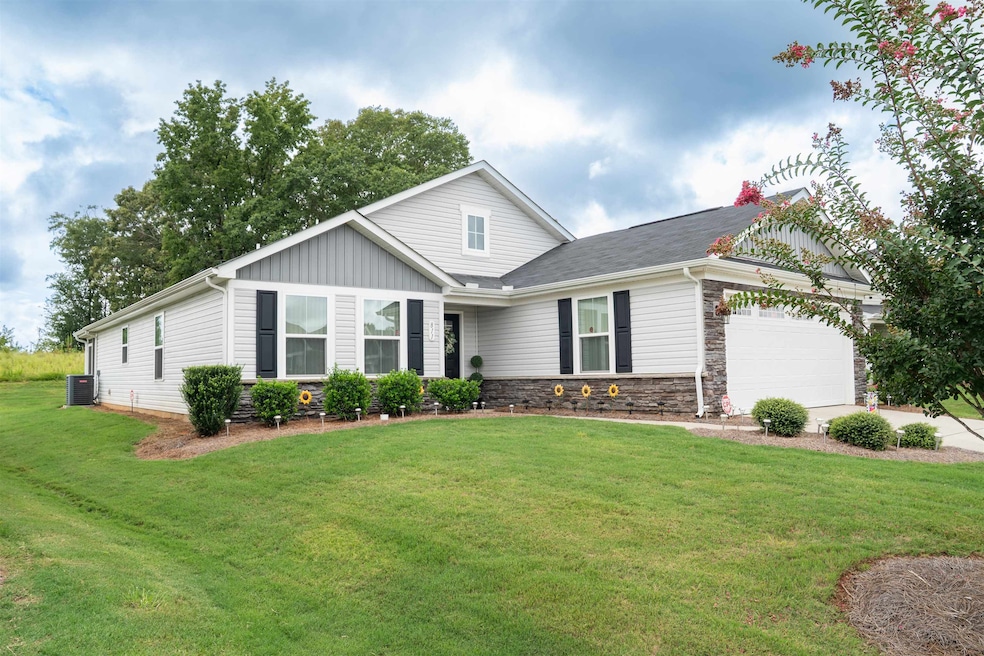 811 Shady Oak Ct, Boiling Springs, SC 29316 - photo 1