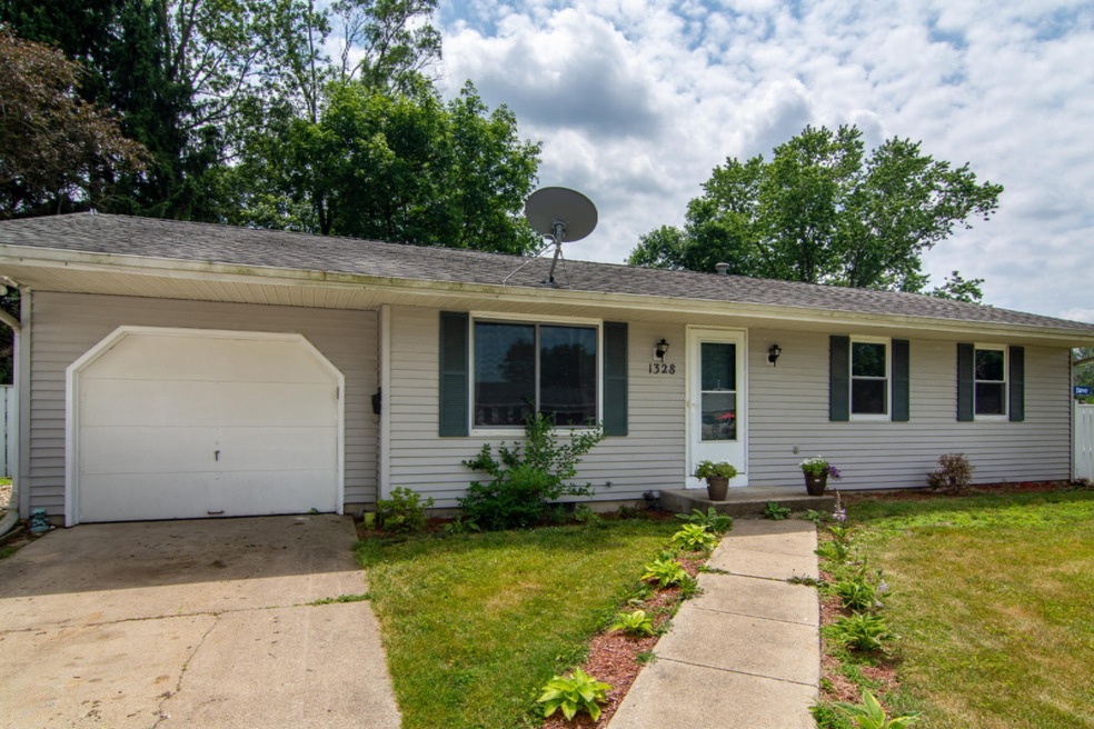 1328 Louis St, Niles, MI 49120 - photo 1