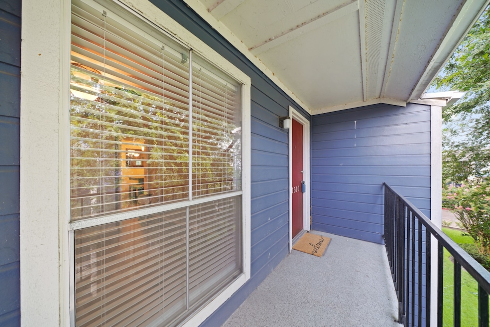 The entry to this condo is very inviting.