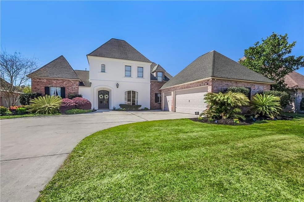 Large front yard with lots of parking and a 3 CAR