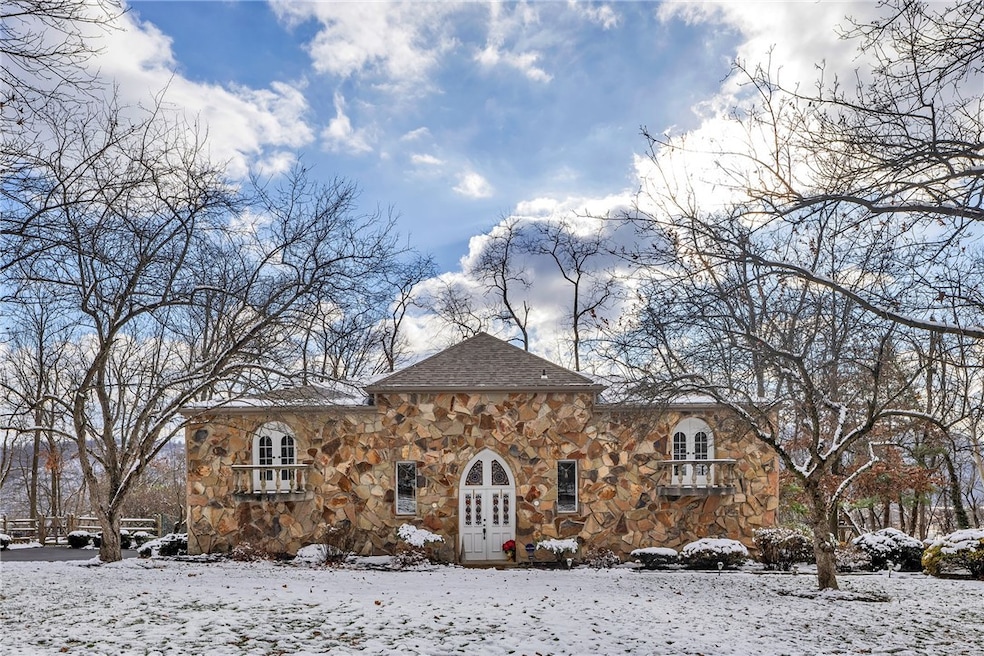 169 Woodshire Dr, Pittsburgh, PA 15215 - photo 1