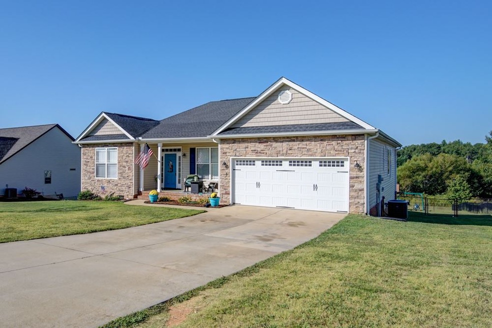 517 Laurel Crest Dr, Inman, SC 29349 - photo 1