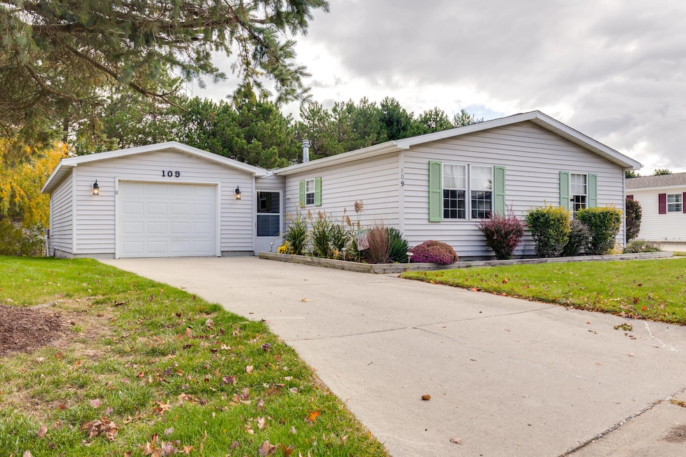 109 Cadgewith E, Lansing, MI 48906 - photo 1