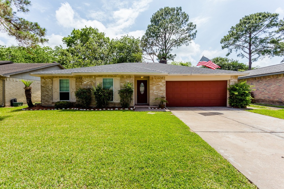 16410 Barcelona Dr, Friendswood, TX 77546 - photo 1