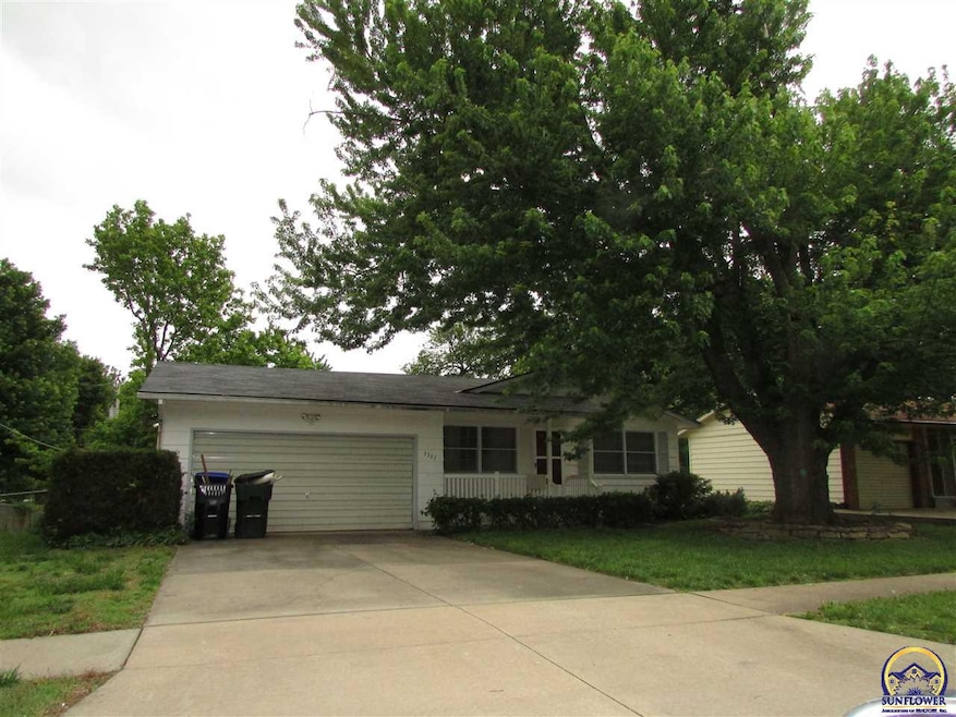 3322 SW Eveningside Dr, Topeka, KS 66614 - photo 1