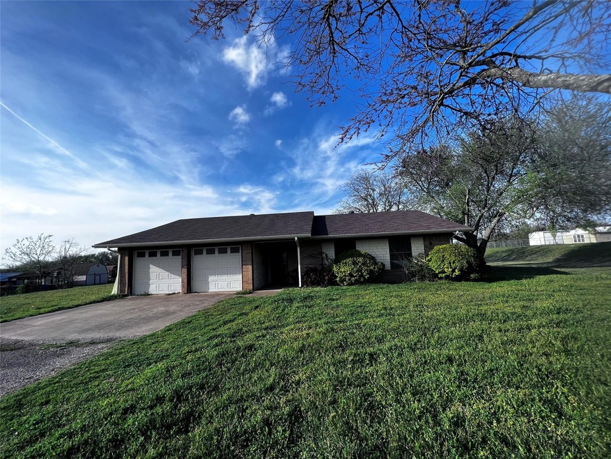 2102 Hill Top Cir, Weatherford, TX 76085 - photo 1