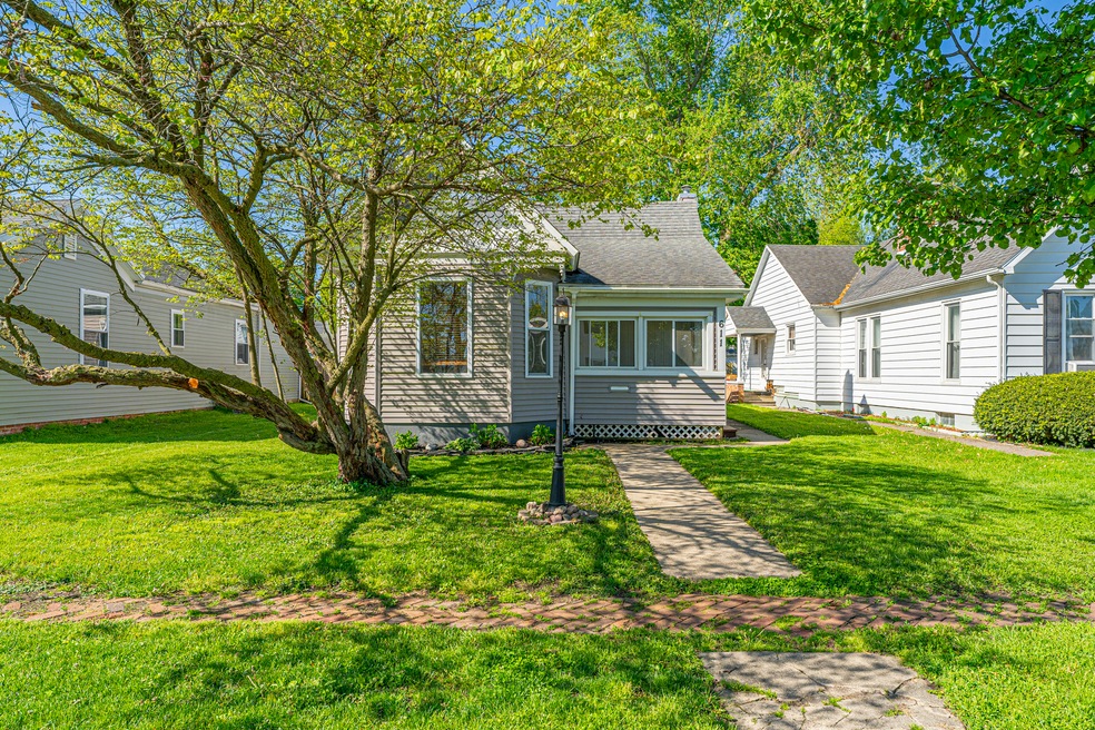 611 Decatur St, Lincoln, IL 62656 - photo 1