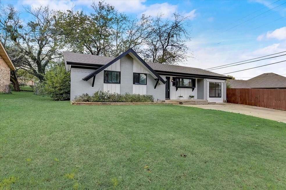 2705 Woodlawn Dr, Ennis, TX 75119 - photo 1