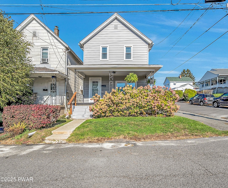 427 E Warren St, Dunmore, PA 18512 - photo 1