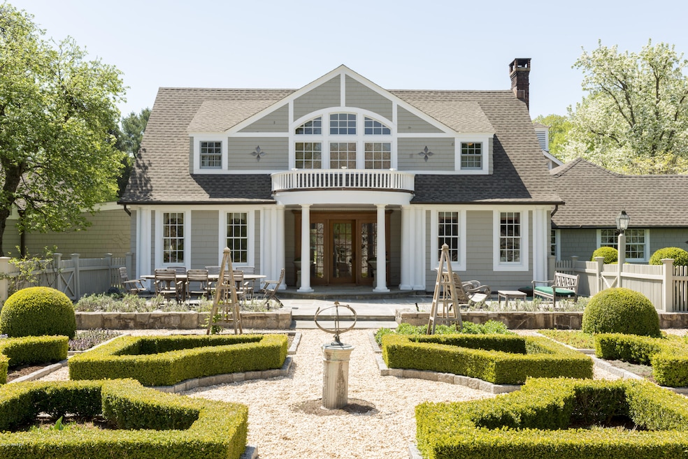 10 Barnstable Ln, Greenwich, CT 06830 - photo 1