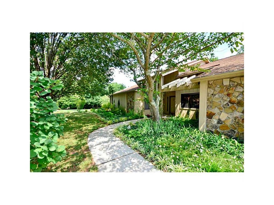 Facade/Exterior Front. Level front yard. Wonderful