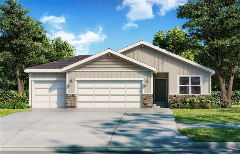 810 Glenn Cir, Raymore, MO 64083 - photo 1