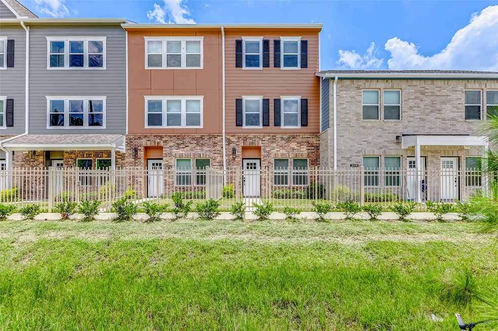 5262 Ella Blvd unit 202, Houston, TX 77018 - photo 1