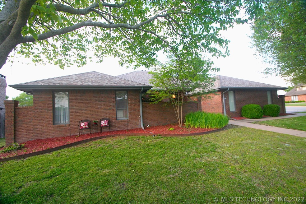 2616 Camelot Ct, Bartlesville, OK 74006 - photo 1