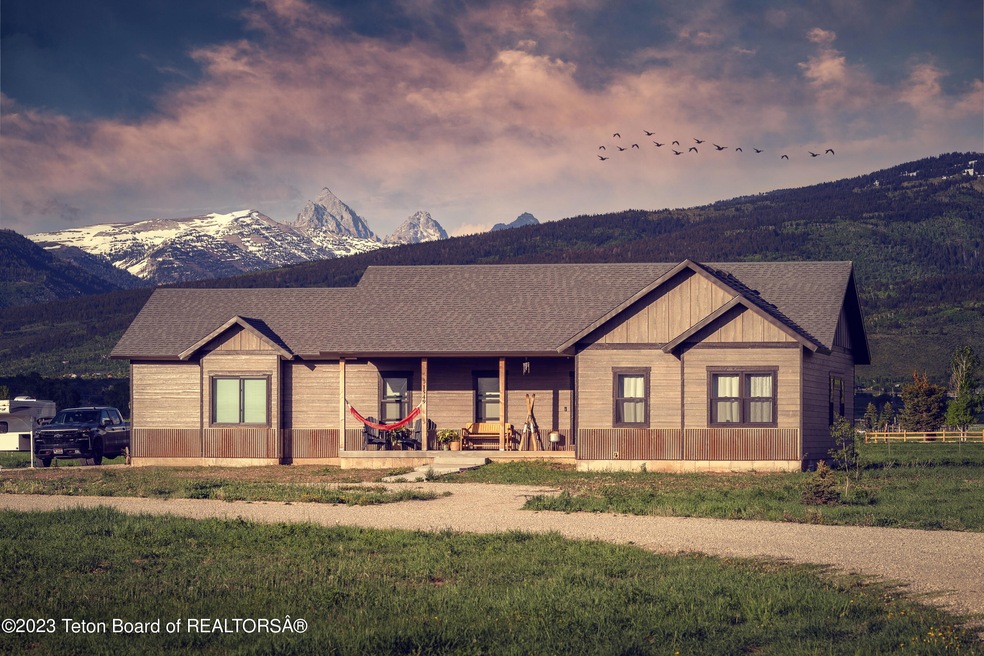 1549 Buckskin exterior 1