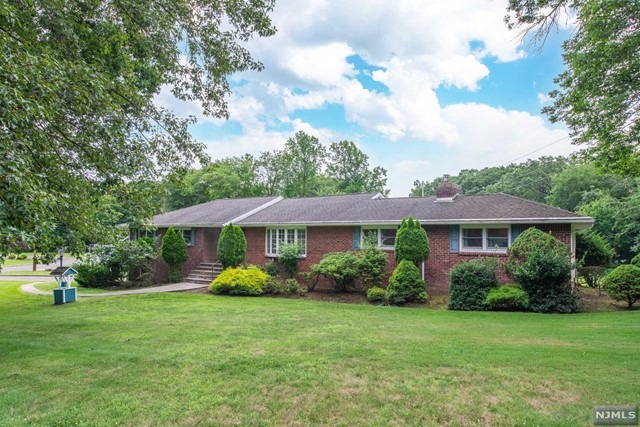 32 Grandview Ave, Upper Saddle River, NJ 07458 - photo 1