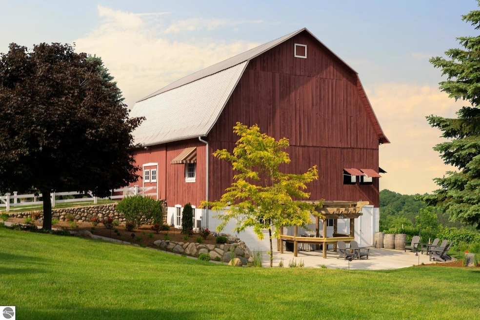 10343 E Hilltop Rd, Suttons Bay, MI 49682 - photo 1