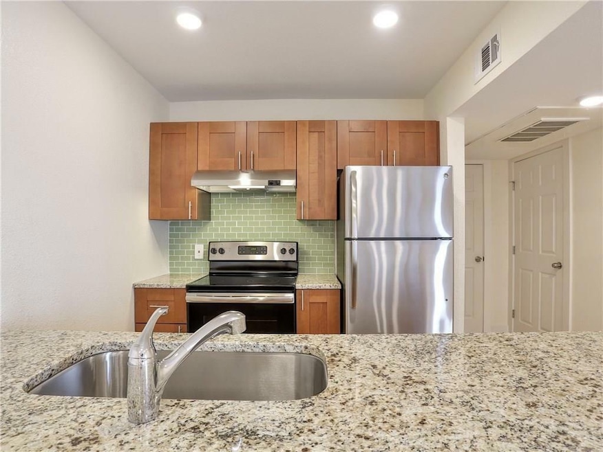 Kitchen with appliances with stainless steel fini