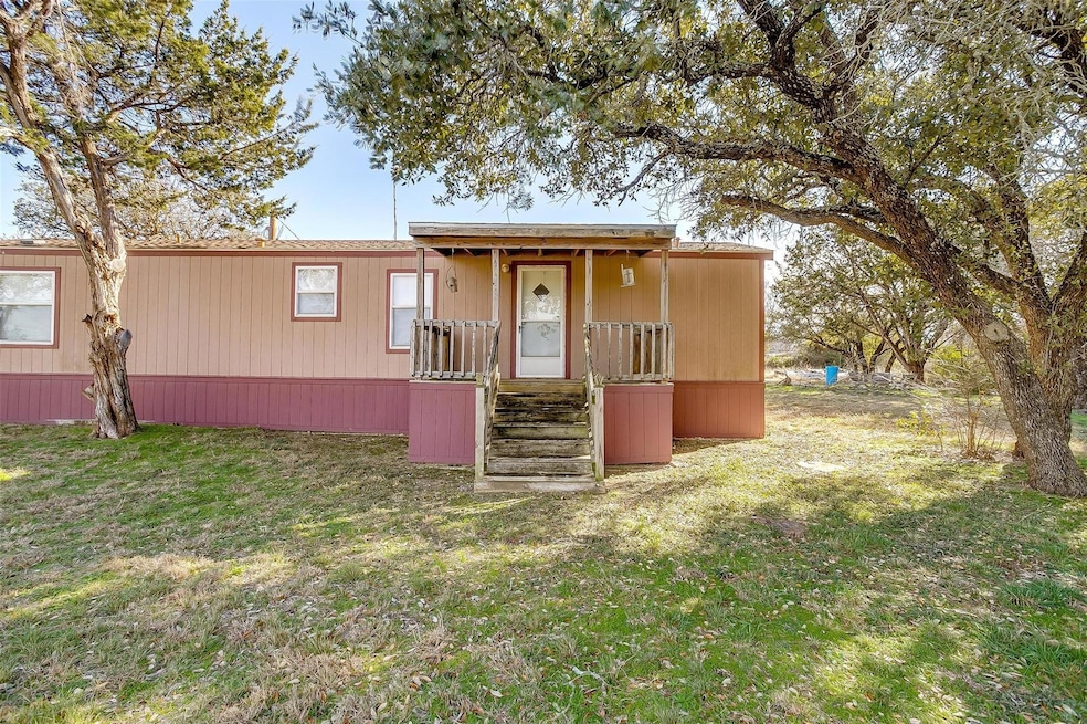 Manufactured / mobile home featuring a front lawn
