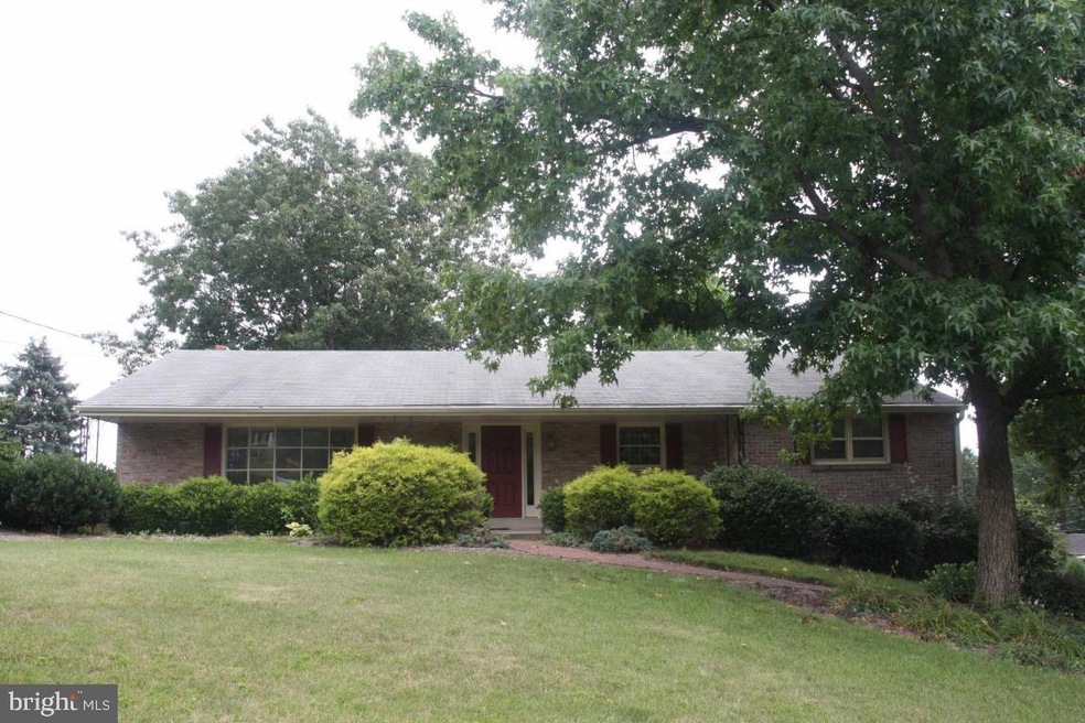 537 N Angle St, Mount Joy, PA 17552 - photo 1