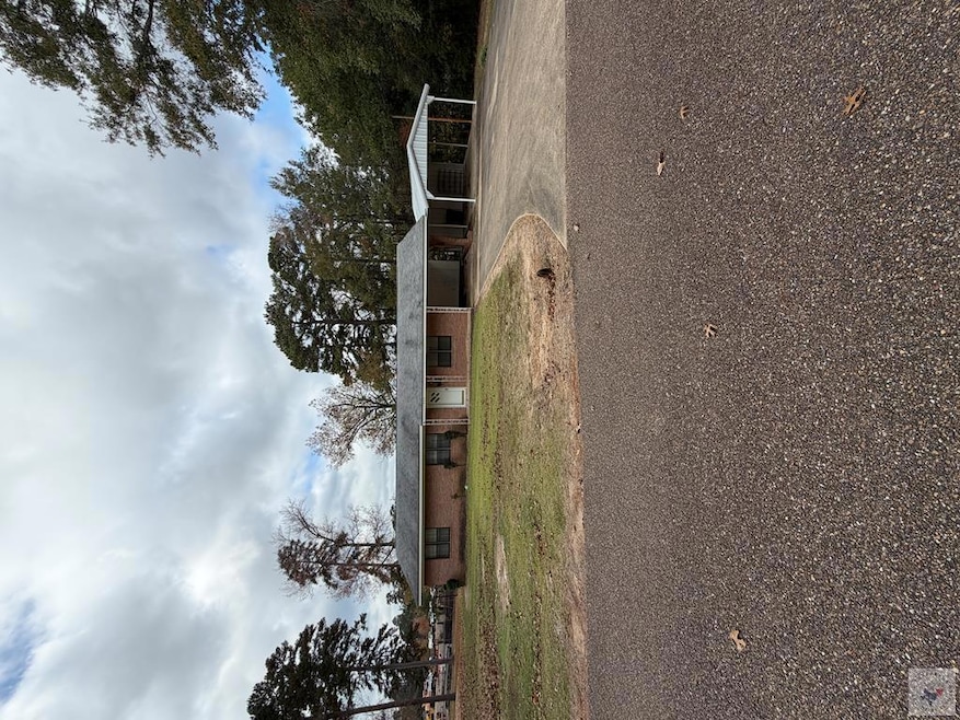 205 Hampton Dr, Atlanta, TX 75551 - photo 1