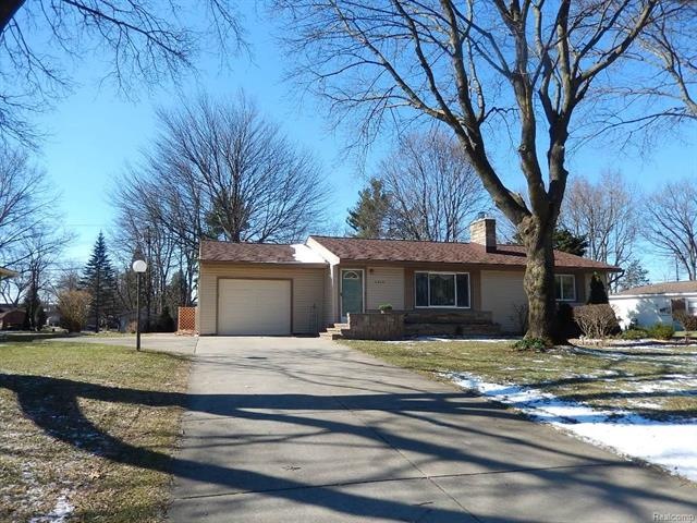 1500 sqft ranch on .7 acre lot in Wolverine Lake V