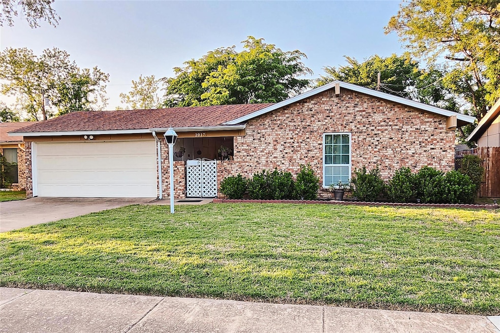 Ranch-style home with concrete driveway, a front l