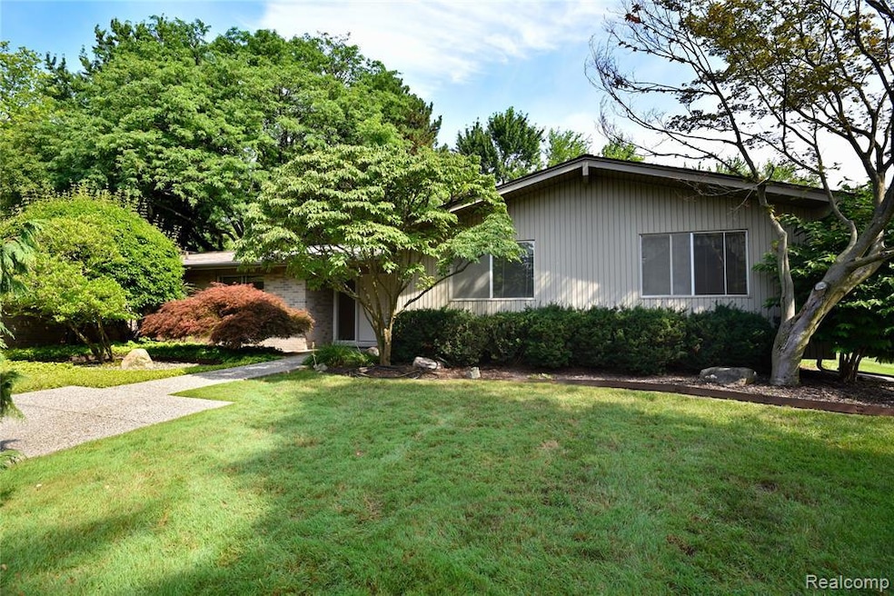 5550 Raven Rd, Bloomfield Hills, MI 48301 - photo 1