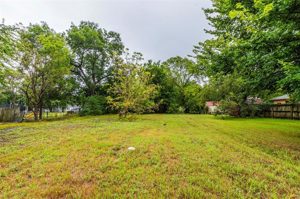 1014 Pine St, Bonham, TX 75418 - photo 1