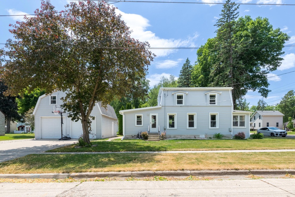 Exterior_709 S Lewis St (4)