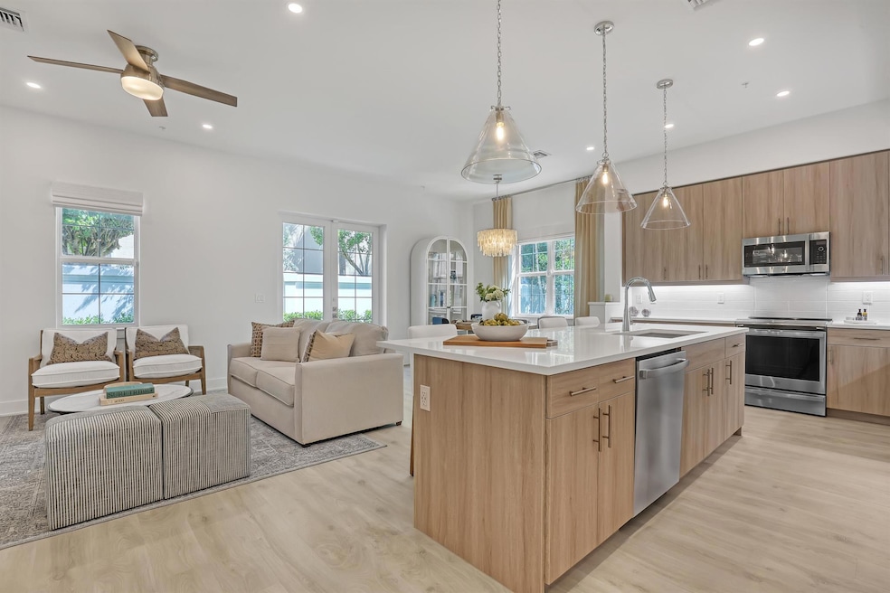 112 Royal Palm Cir, Tequesta, FL 33469 - photo 1