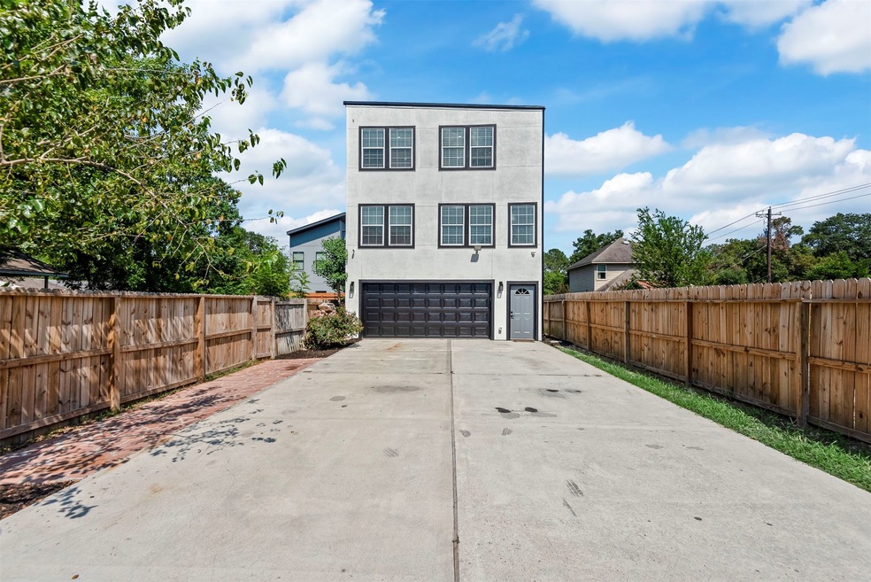 5010 Creekmont Dr, Houston, TX 77091 - photo 1