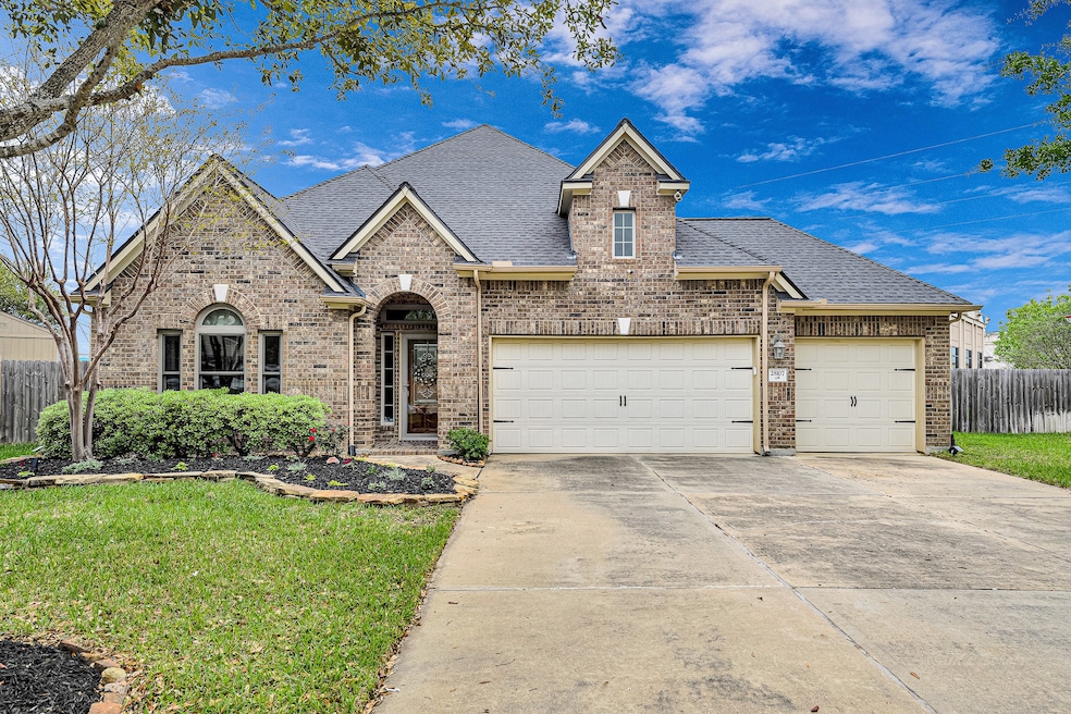 Gorgeous home located in Firethorne, cul-de-sac