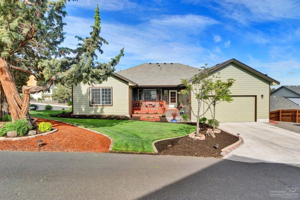 3685 SW Hillcrest Ct, Redmond, OR 97756 - photo 1